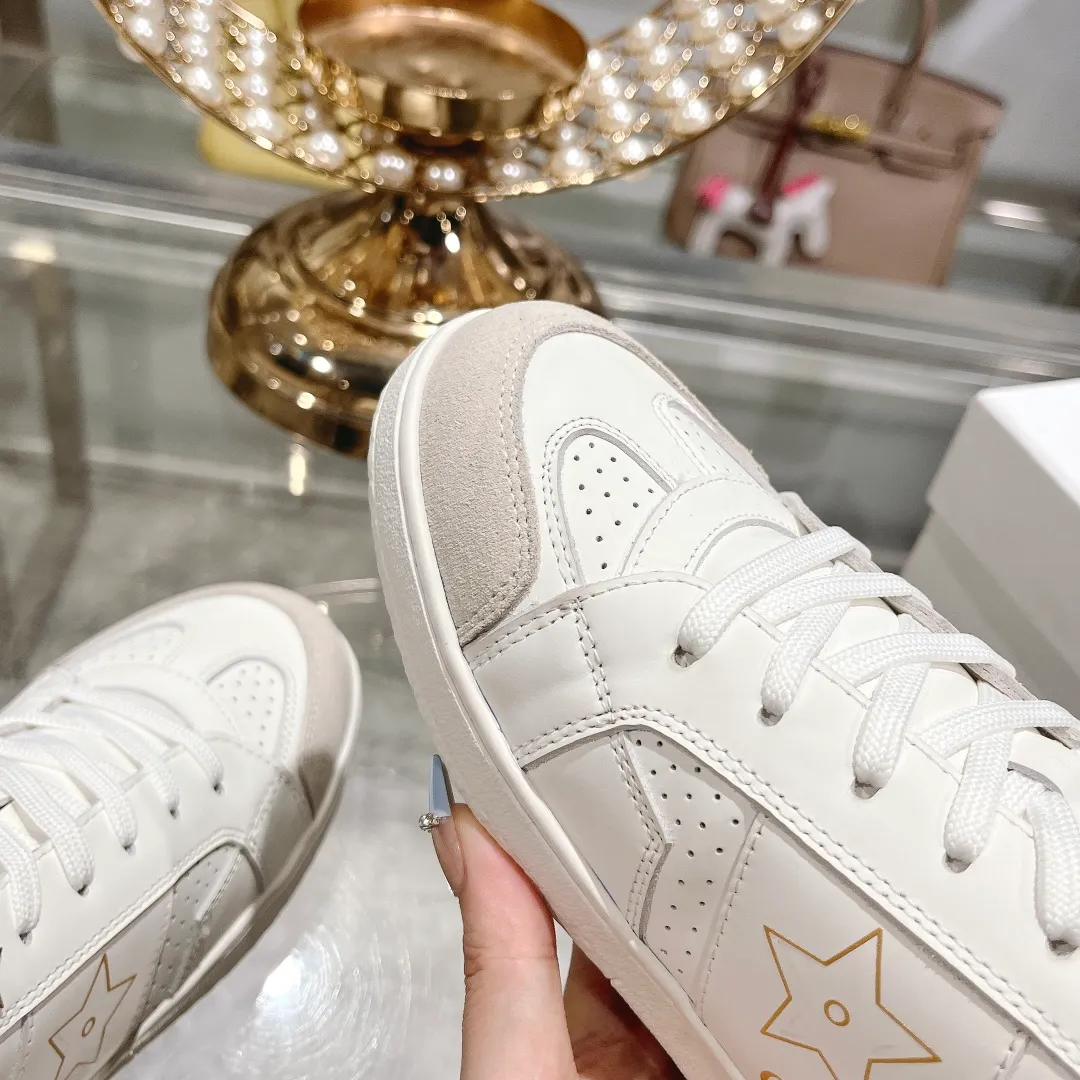 👟👟Ex-factory price 560👟👟Dior2024 new white shoes, Dior Dior Star women's sports shoes, very light summer white shoes. The upper is carefully made of imported suede, decorated with tonal suede panels, metal stars decorate the lace eyelets, and breathable mesh inside. The upper is punched and designed not to stuffy the feet. It is equipped with Christian Dior logo and thin soles. The thick sole is suitable for all seasons! Size: 35-41 (40 and 41 are customized and cannot be returned or exchanged)